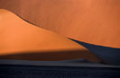 <center>
Le soleil joue avec les dunes de sable.
Telles des oeuvres d'art, les images sans cesse renouvelées s'offrent au regard du photographe. dune, sossusvlei, sable, namibie, paysage dunaire 